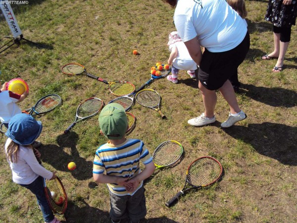 Rodzinny piknik OURPreschool - UKS Sportteam prowadził gry i zabawy tenisowo-sportowe:)