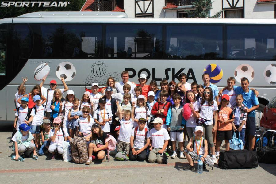 Reprezentacja UKS Sportteam i Zdrowy Styl oraz nasz autokar - który na codzień jeździ z reprezentacją Polskie w piłce siatkowej i ręcznej..