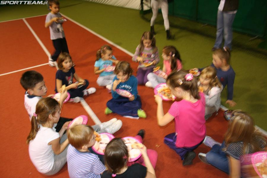 Urodzinowe przyjęcie Liwii na korcie tenisowym!:) SPORTTEAM - DOŁĄCZ DO NAS!